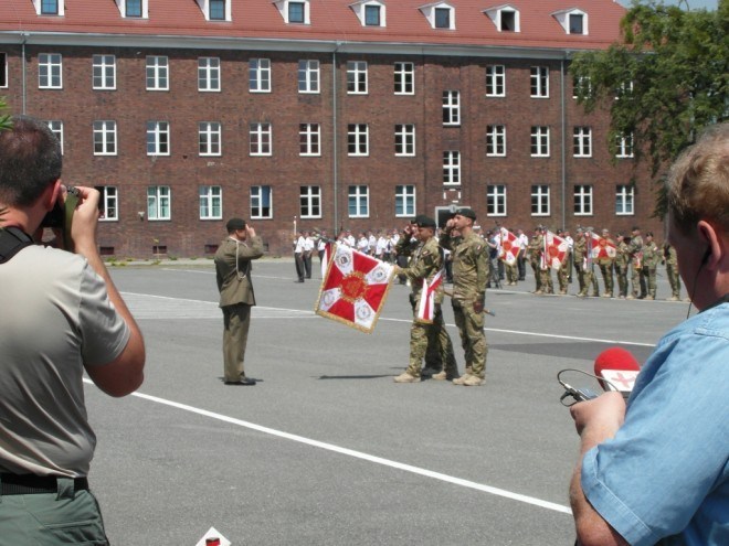 The Unit's Commander Colonel Slawomir Berdychowski gives honours to the new Standard. The Unit's Commander Colonel Slawomir Berdychowski gives honours to the new Standard.